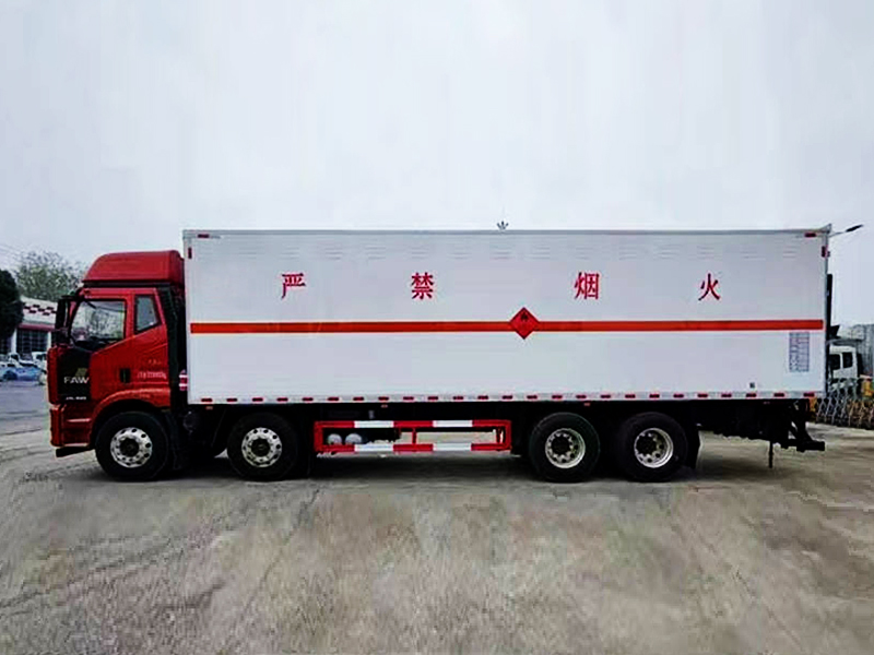 青岛解放JK6 （前四后八）易燃气体厢式运输车