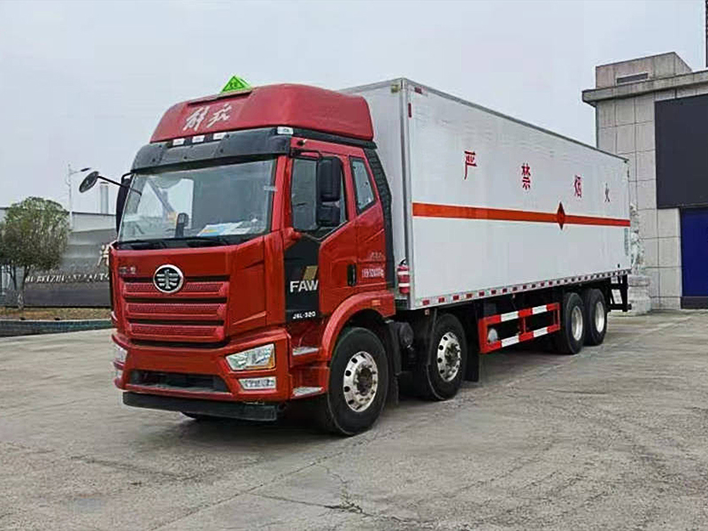 青岛解放JK6 （前四后八）易燃气体厢式运输车