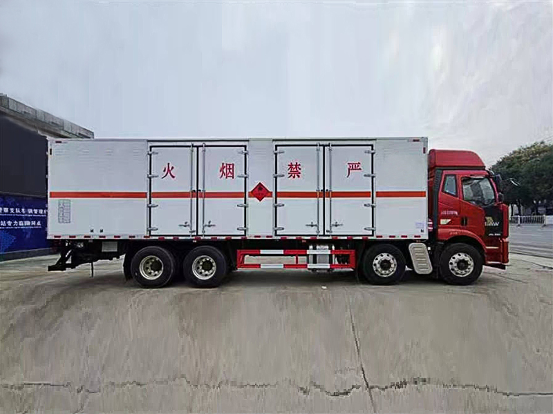 青岛解放JK6 （前四后八）易燃气体厢式运输车