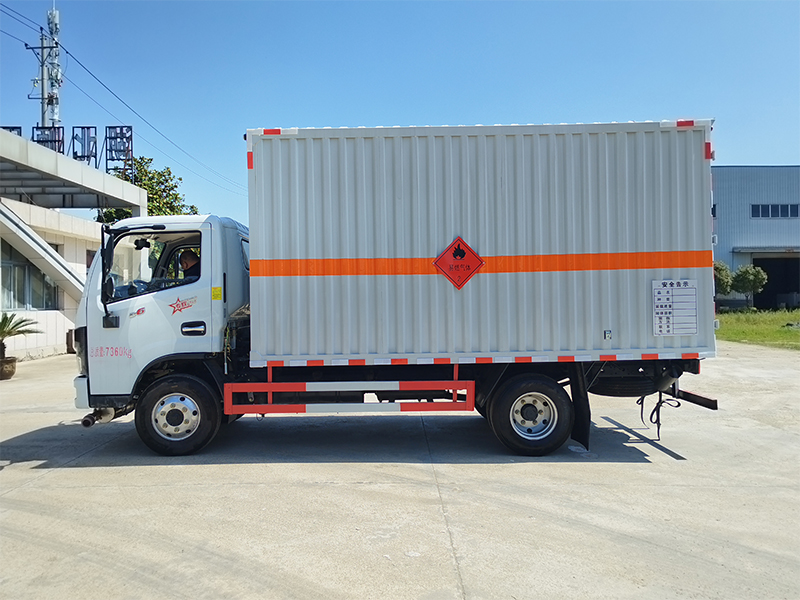 东风多利卡D6（黄牌） 易燃气体厢式运输车