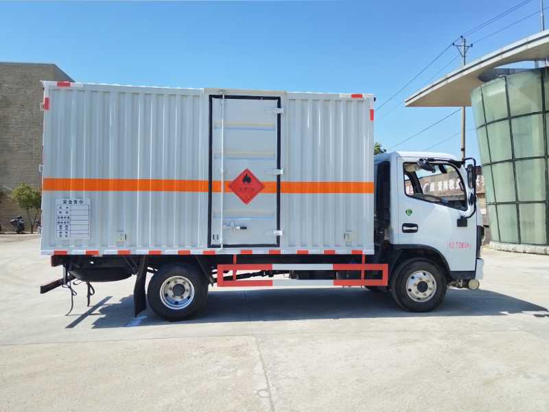 东风多利卡D6（黄牌） 易燃气体厢式运输车